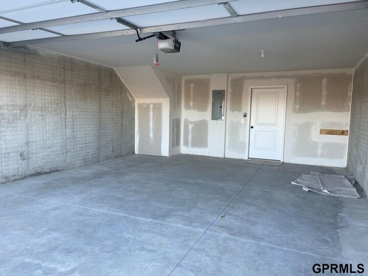 Property Photo: 4613 Leawood Court NE 68133
