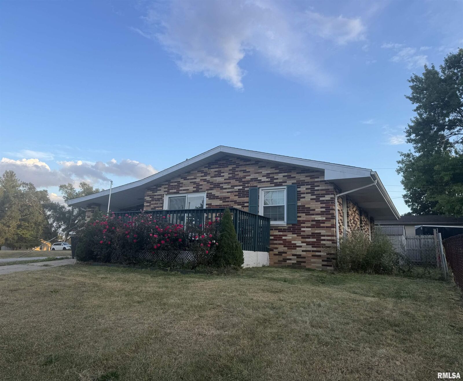 Property Photo:  1140 E Myrtle Street  IL 61520 
