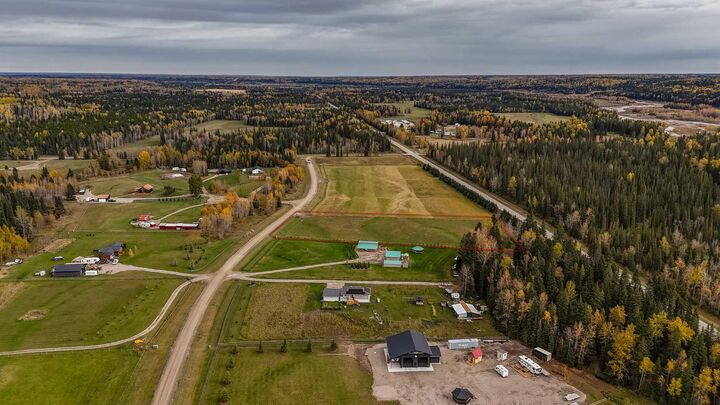 Property Photo:  17 West Country Boulevard  AB T0M 0M0 