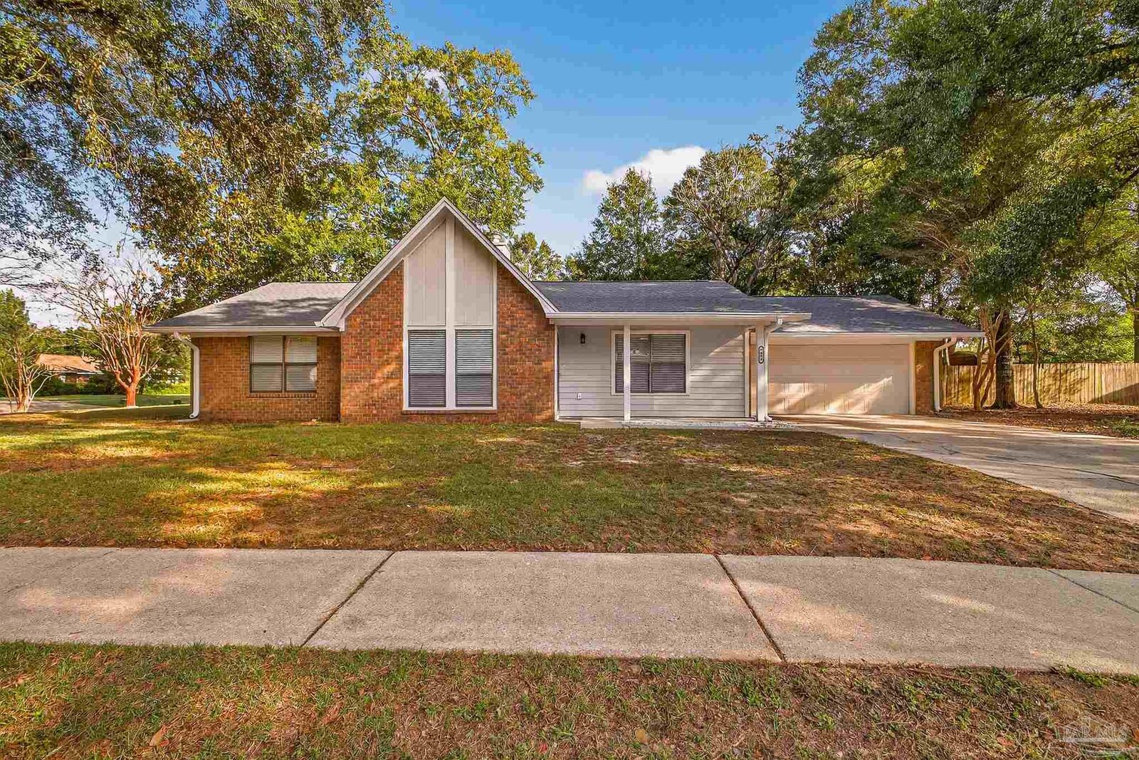 Property Photo: 9698 Hummingbird Ln FL 32514
