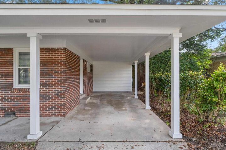 Property Photo: 4252 Acacia Dr FL 32503