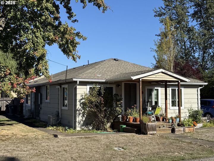 Property Photo: 505 E 32nd St OR 97405