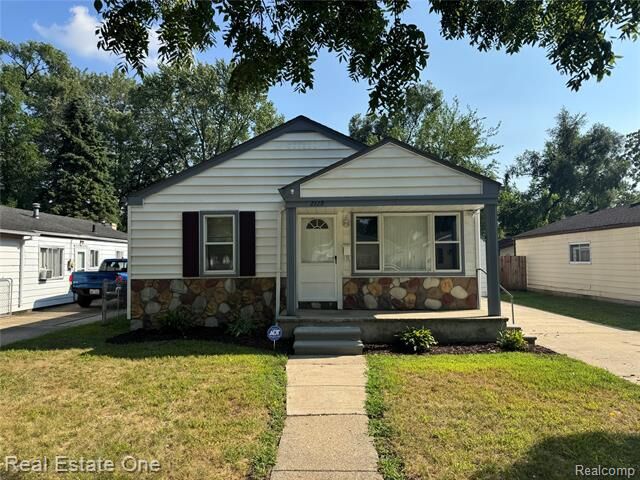 Property Photo:  2128 Garrick Avenue  MI 48091 
