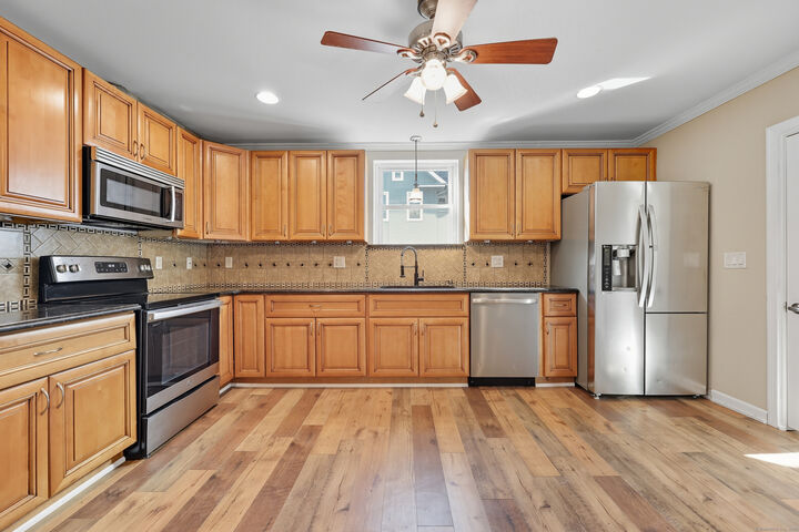 Property Photo:  142 Wolcott Street 1  CT 06010 