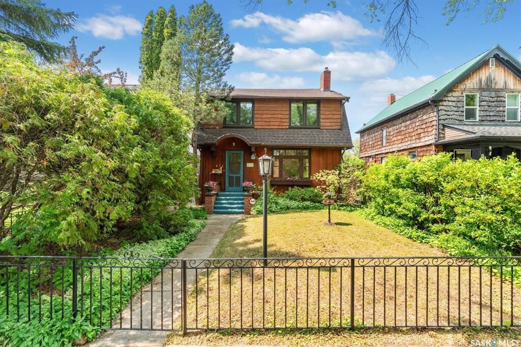 Property Photo:  811 9th Avenue N  SK S7K 2Z1 