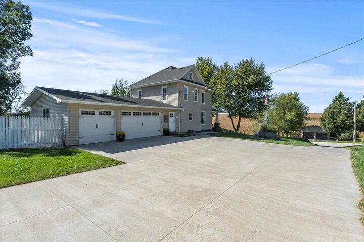 Property Photo:  203 S Eyberg  Avenue  IA 51575 