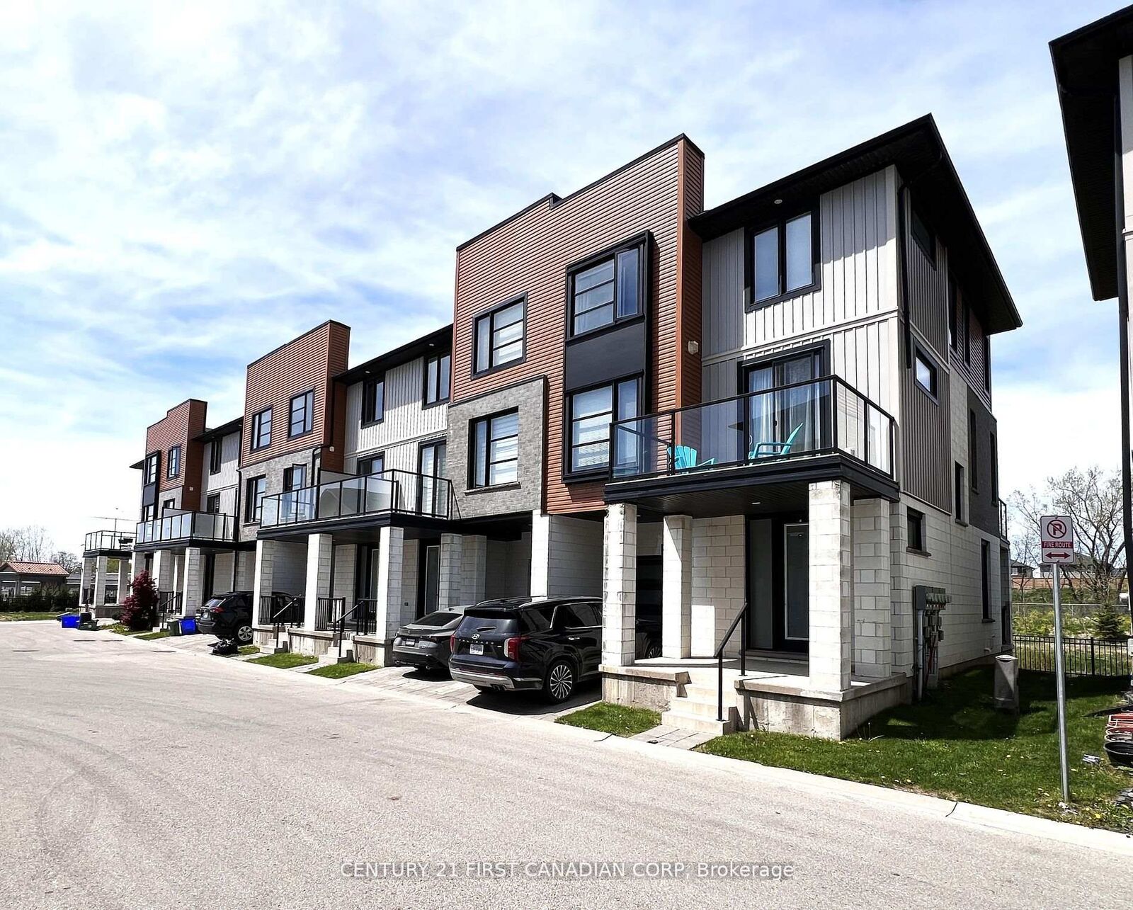 Property Photo: 962 West Village Square ON N6H 0J7