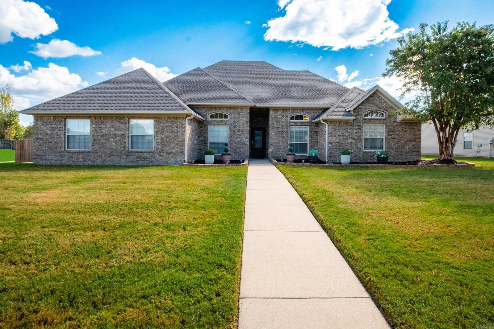 Property Photo: 13616 Stonehenge Cove AR 72117