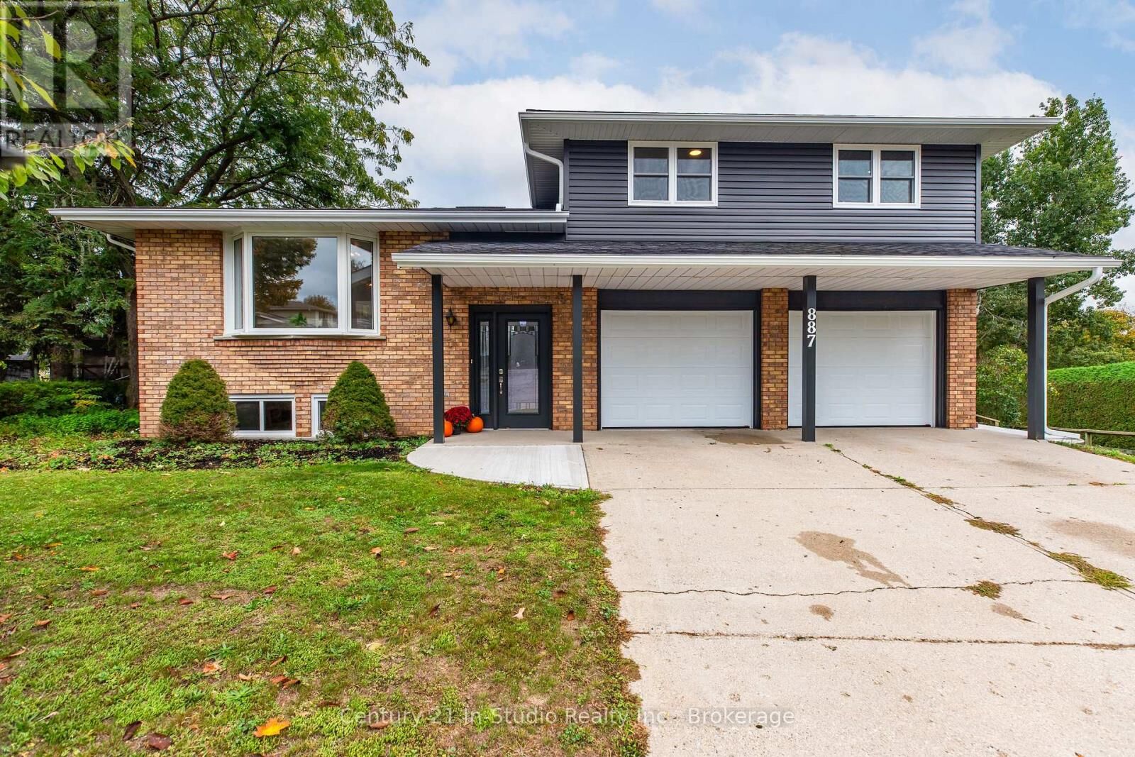 Property Photo:  887 Nodwell Court  ON N0H 2C4 