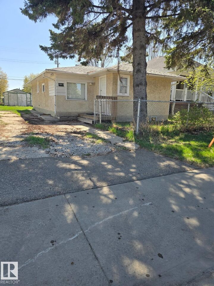 15913 100A Avenue NW  Edmonton AB T5P 0L7 photo