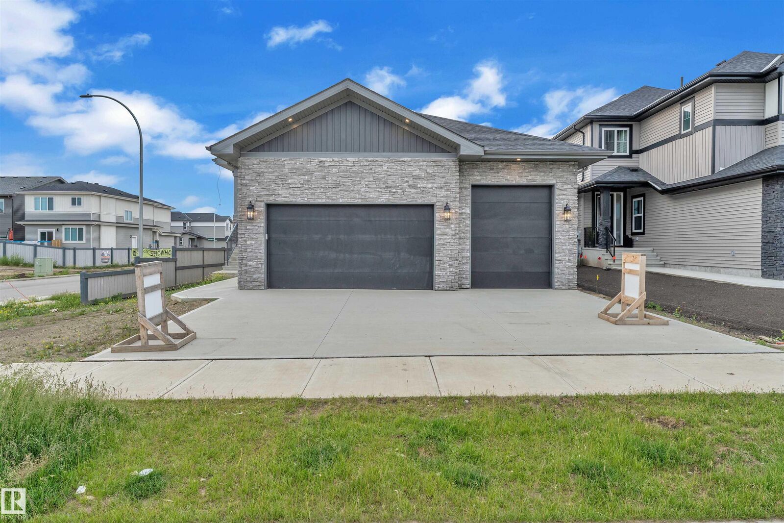 Property Photo:  30 Avonlea Way  AB T7X 0Y3 