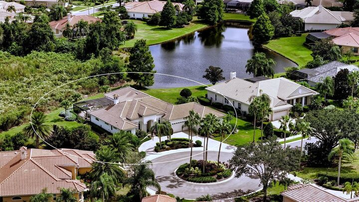 Property Photo: 7807 Rosehall Cove FL 34202