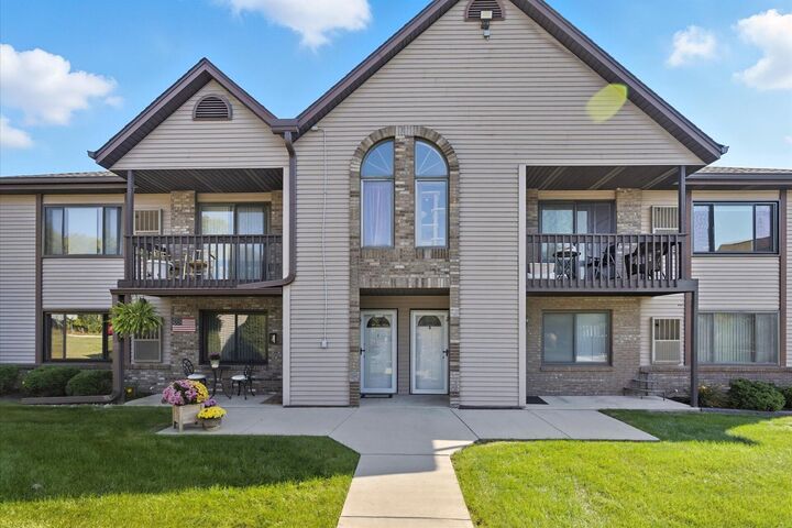 1343 Meadowcreek Dr B  Pewaukee WI 53072 photo