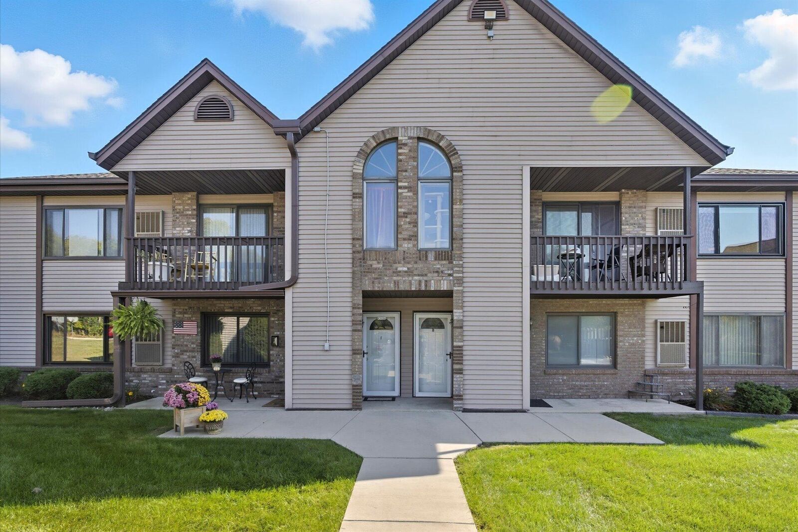 Property Photo: 1343 Meadowcreek Dr B WI 53072