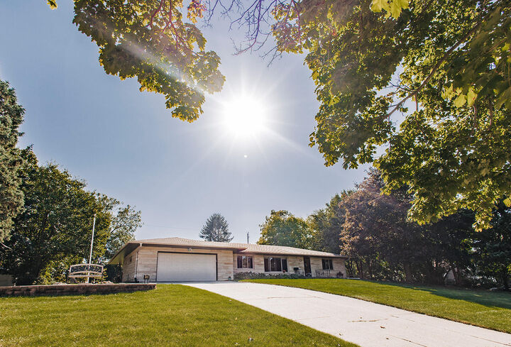 Property Photo:  1393 Harris Dr  WI 53186 