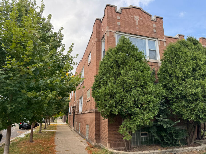 Property Photo: 5904 W Berteau Avenue 2W IL 60634
