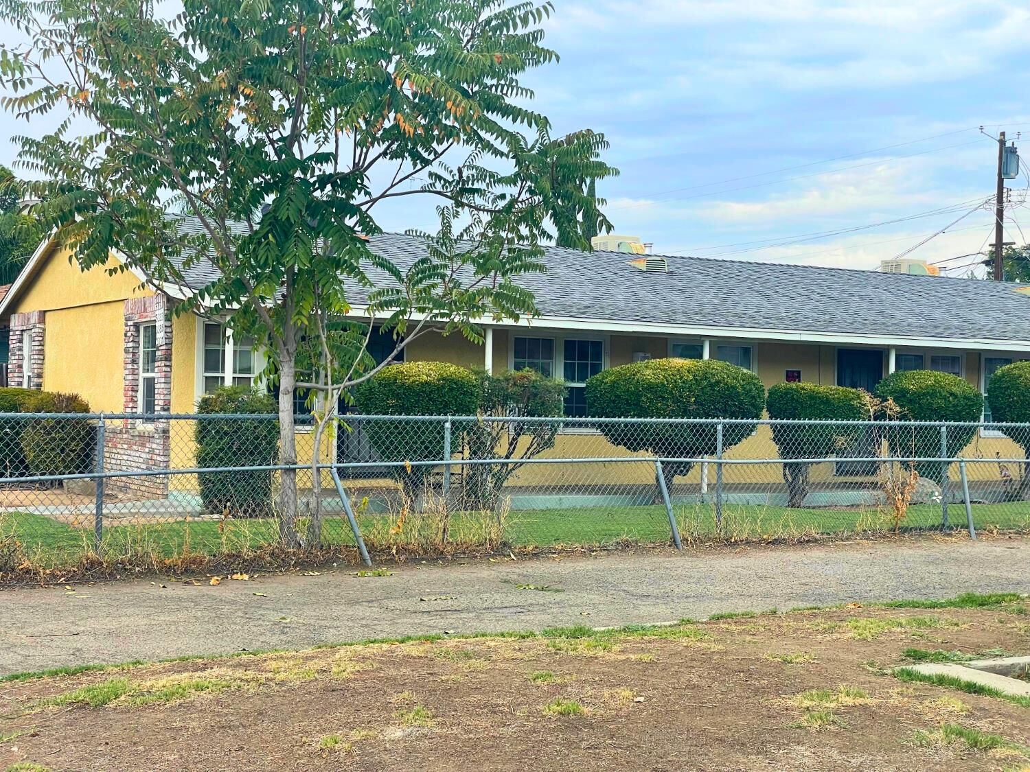 Property Photo:  3331 E Clinton Avenue  CA 93703 