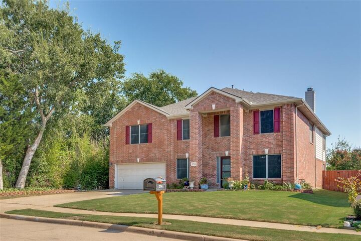 Property Photo: 2704 Country Grove Trail TX 76063