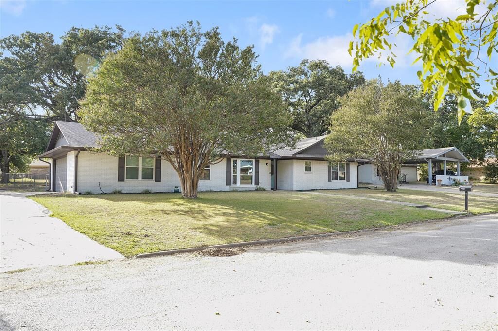 Property Photo: 3011 Tanglewood Drive TX 75428