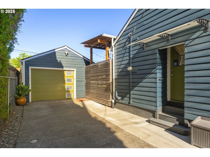 Property Photo: 8831 N Wayland Ave OR 97203