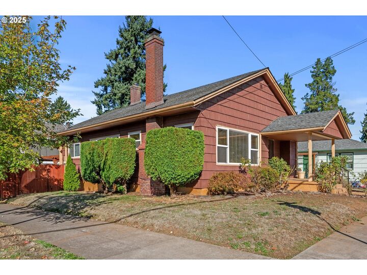 Property Photo:  1805 NE Emerson St  OR 97211 