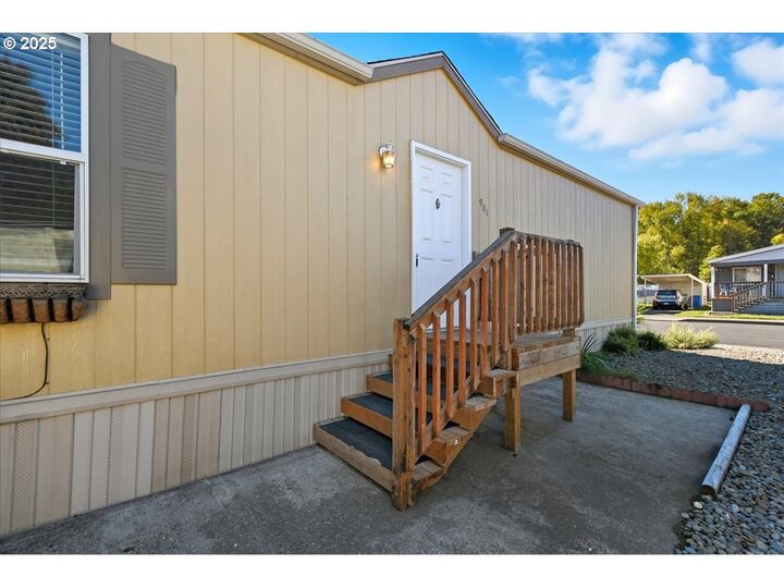 Property Photo:  300 SW 7th Ave 901  WA 98604 