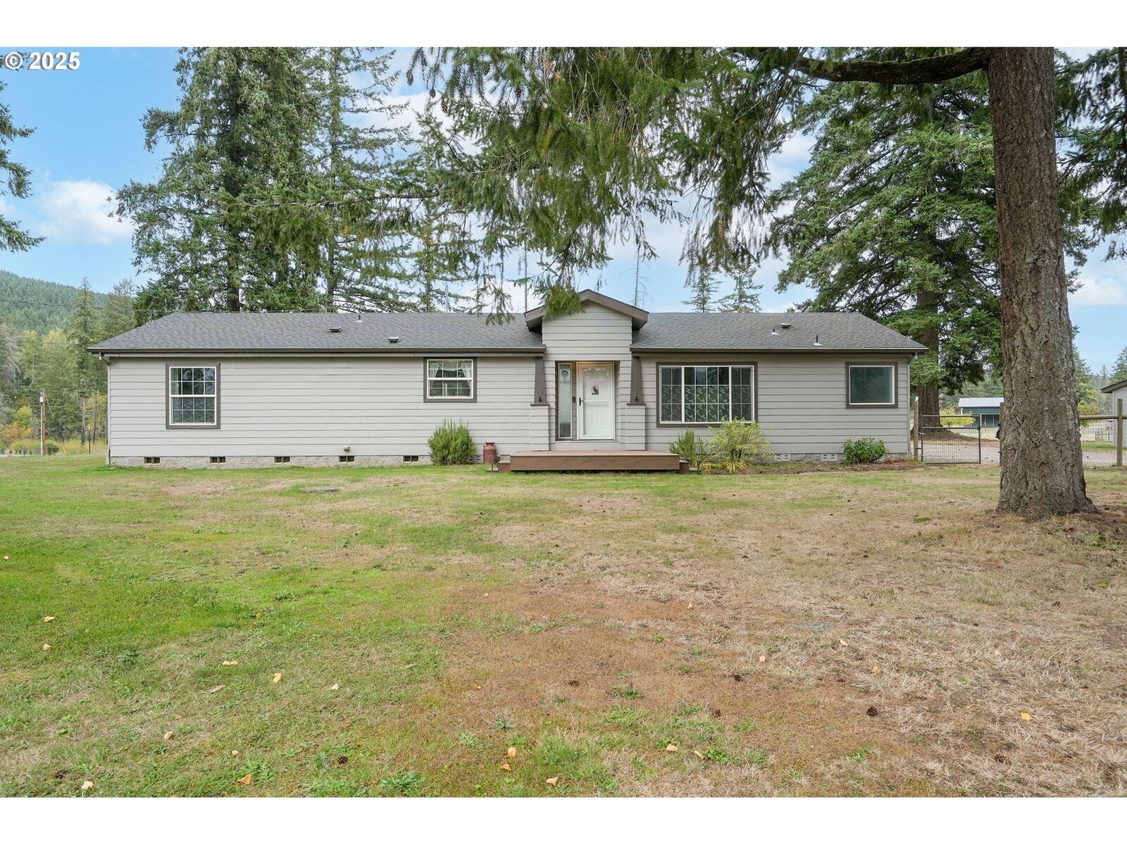 Property Photo:  40219 N Dogwood Rd  OR 97360 