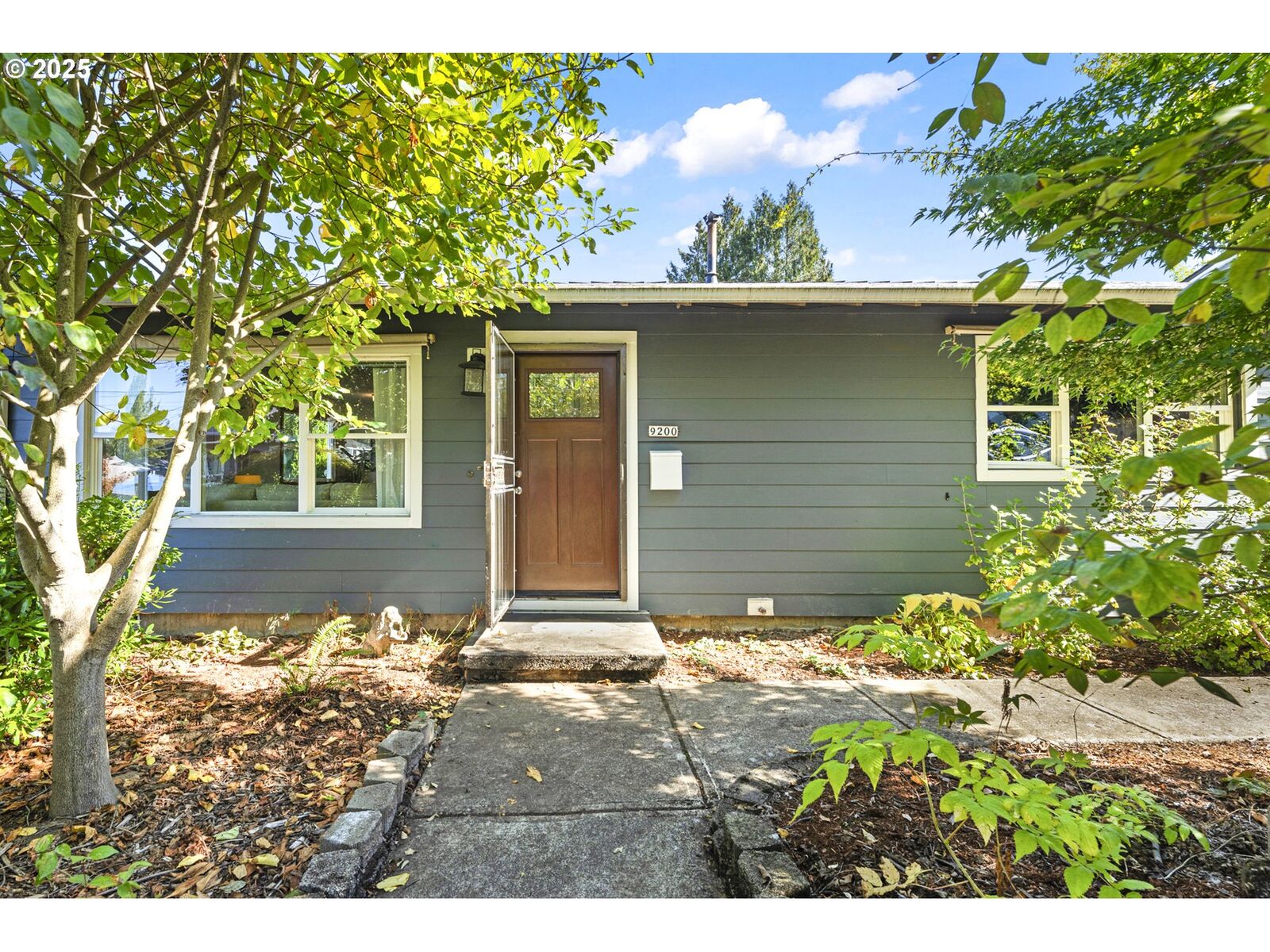 Property Photo: 9200 N Chase Ave OR 97217