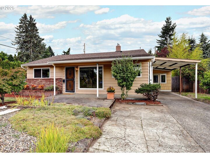 Property Photo:  7701 SE Lincoln St  OR 97215 