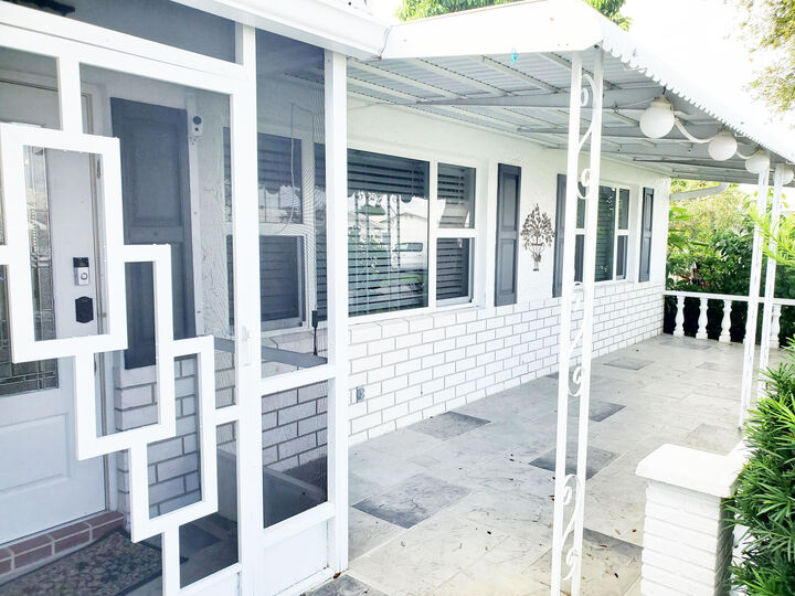 Property Photo: 2012 SW 17th Avenue FL 33426