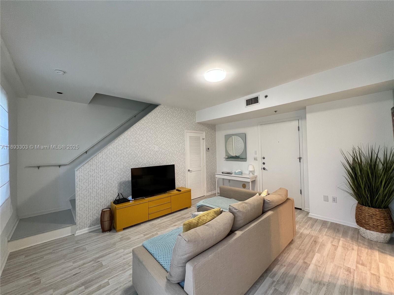 Property Photo: 1614 Pennsylvania Ave 2I FL 33139
