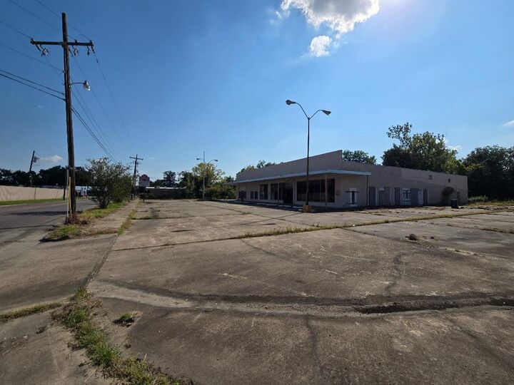 Property Photo: 1011 N 10th Street TX 77630