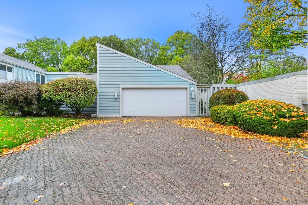 Property Photo: 402 Harvest Commons 402 CT 06880