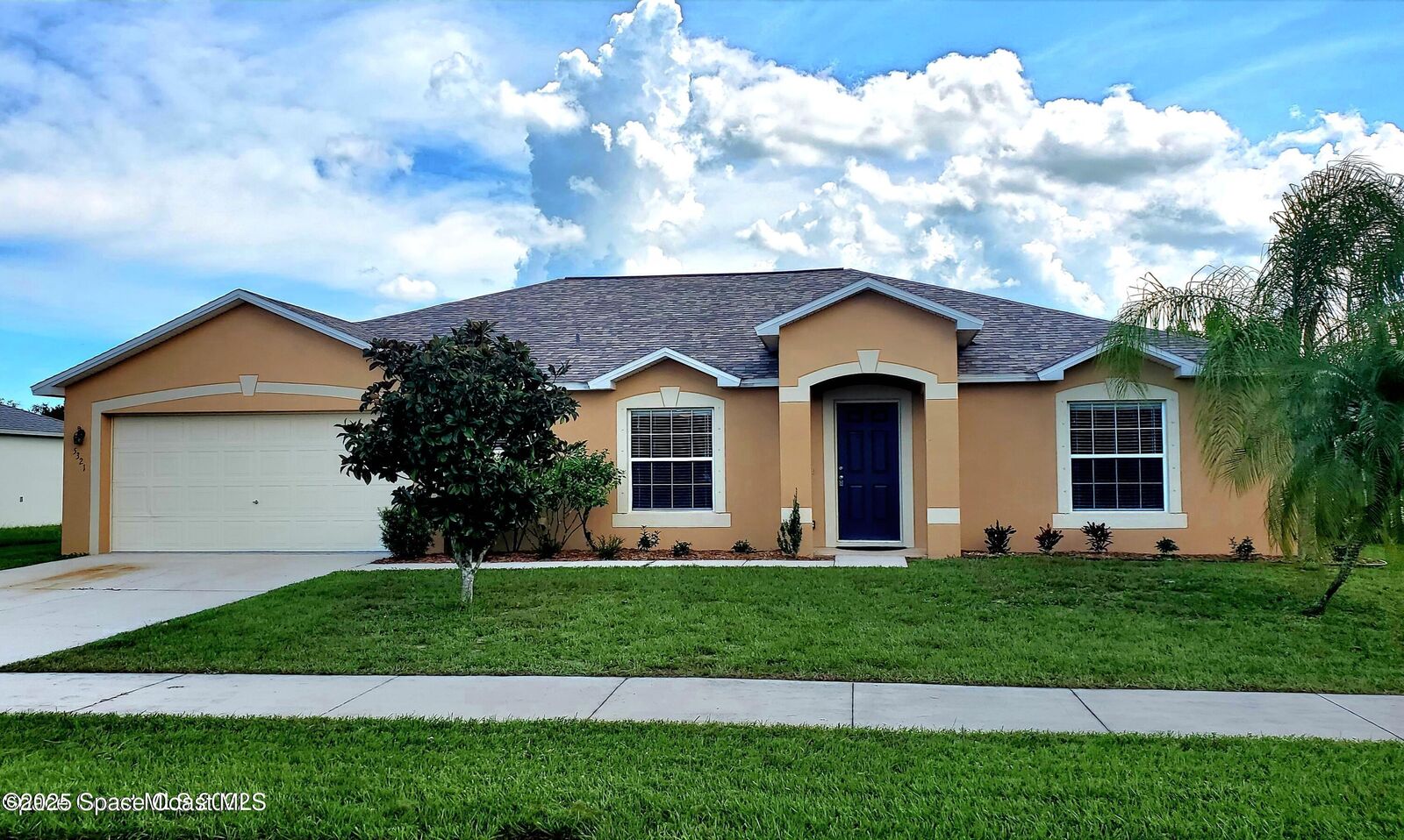 Property Photo: 5321 Cinnamon Fern Boulevard FL 32927