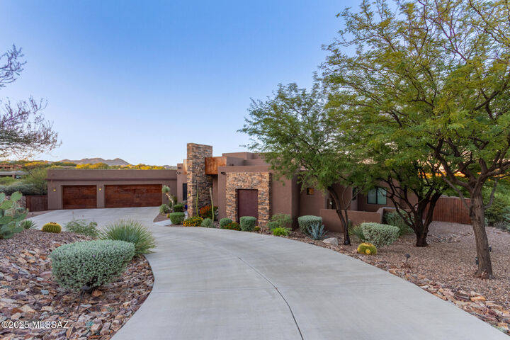Property Photo: 532 W Silhouette Ridge Place AZ 85755