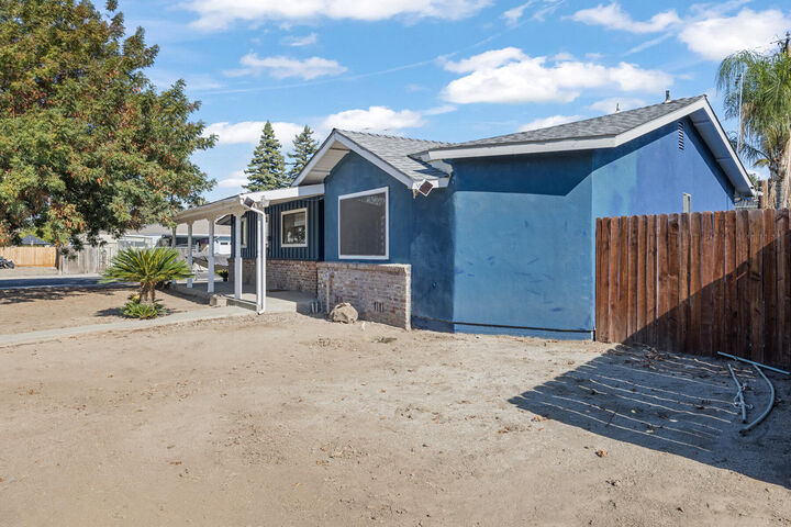Property Photo: 2242 E Howard Avenue CA 93292