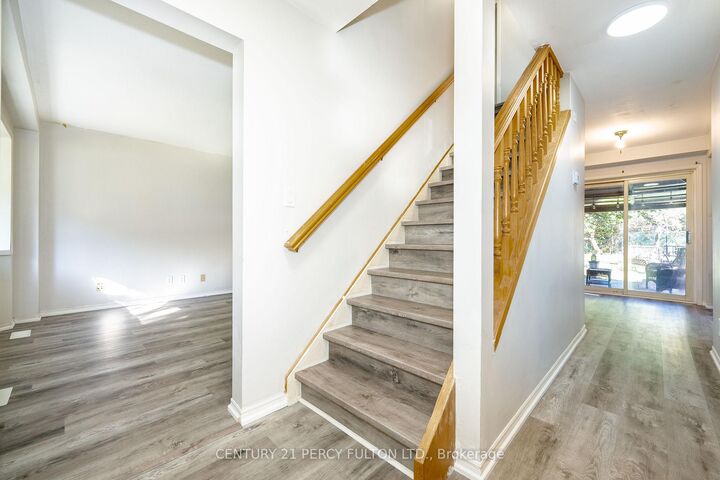 Photo de la propriété: 66 Twyn Rivers Drive ON L1V 6L1