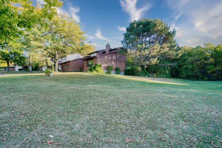 Property Photo: 33 Fourwinds Road ON N6K 3L1