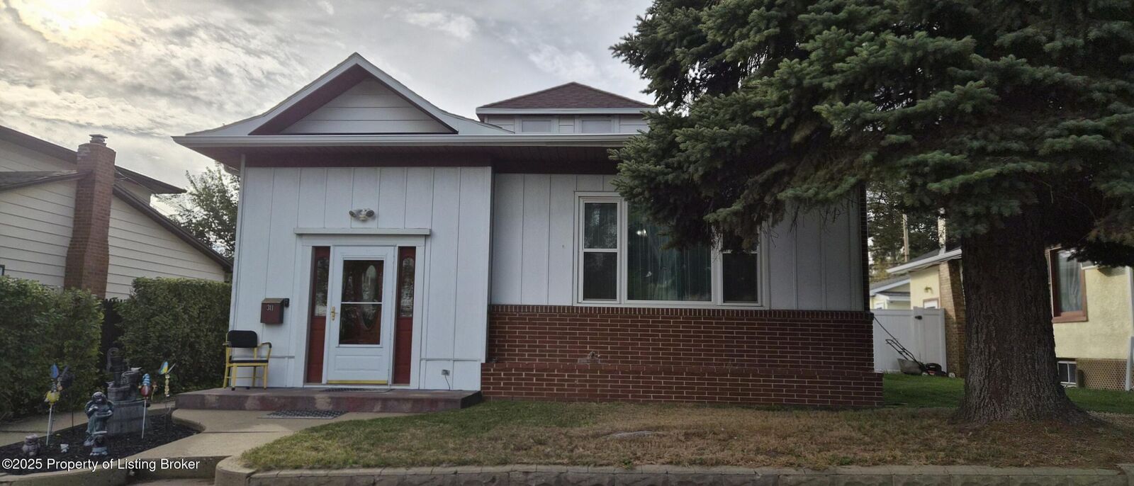 Property Photo: 311 4th Avenue W ND 58601
