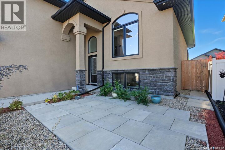Property Photo: 815 Ledingham Crescent SK S7V 0B7