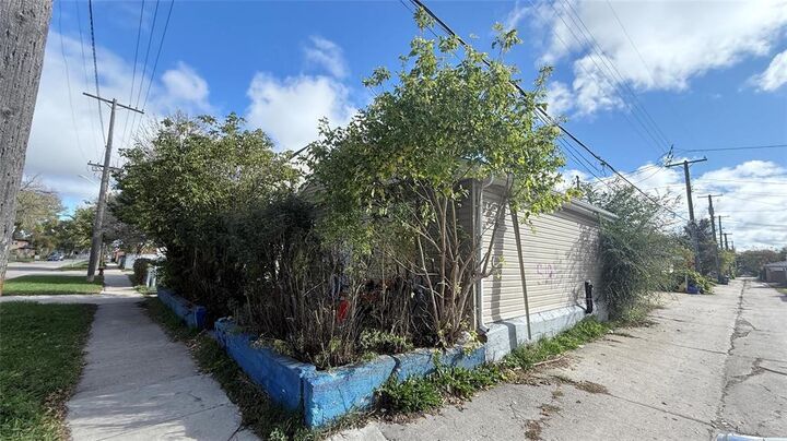 Property Photo:  159 Cecil Street  MB R3E 2Z1 