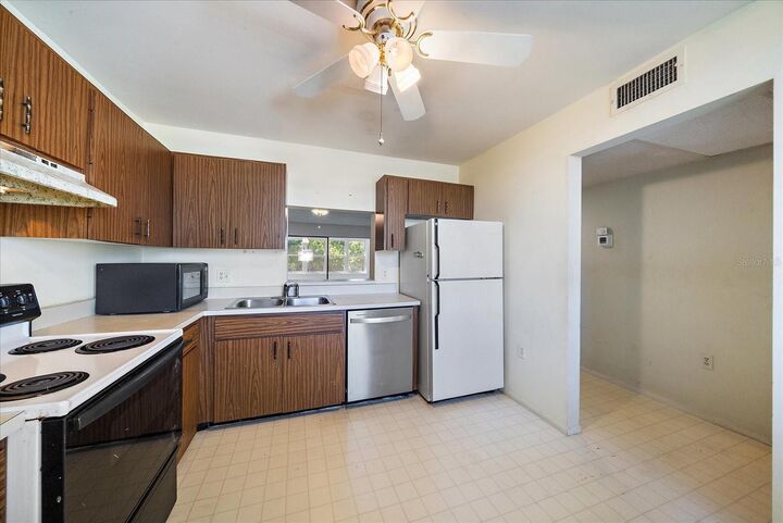 Property Photo: 182 Pineneedle Drive FL 34210