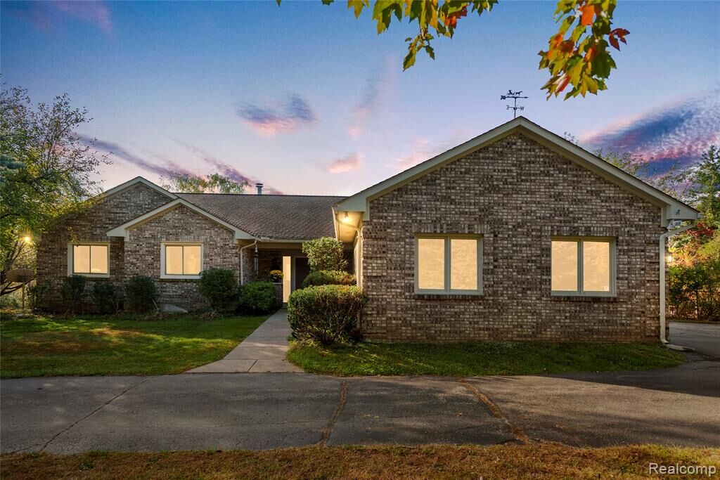 Property Photo:  990 Brewer Road  MI 48367 4016 