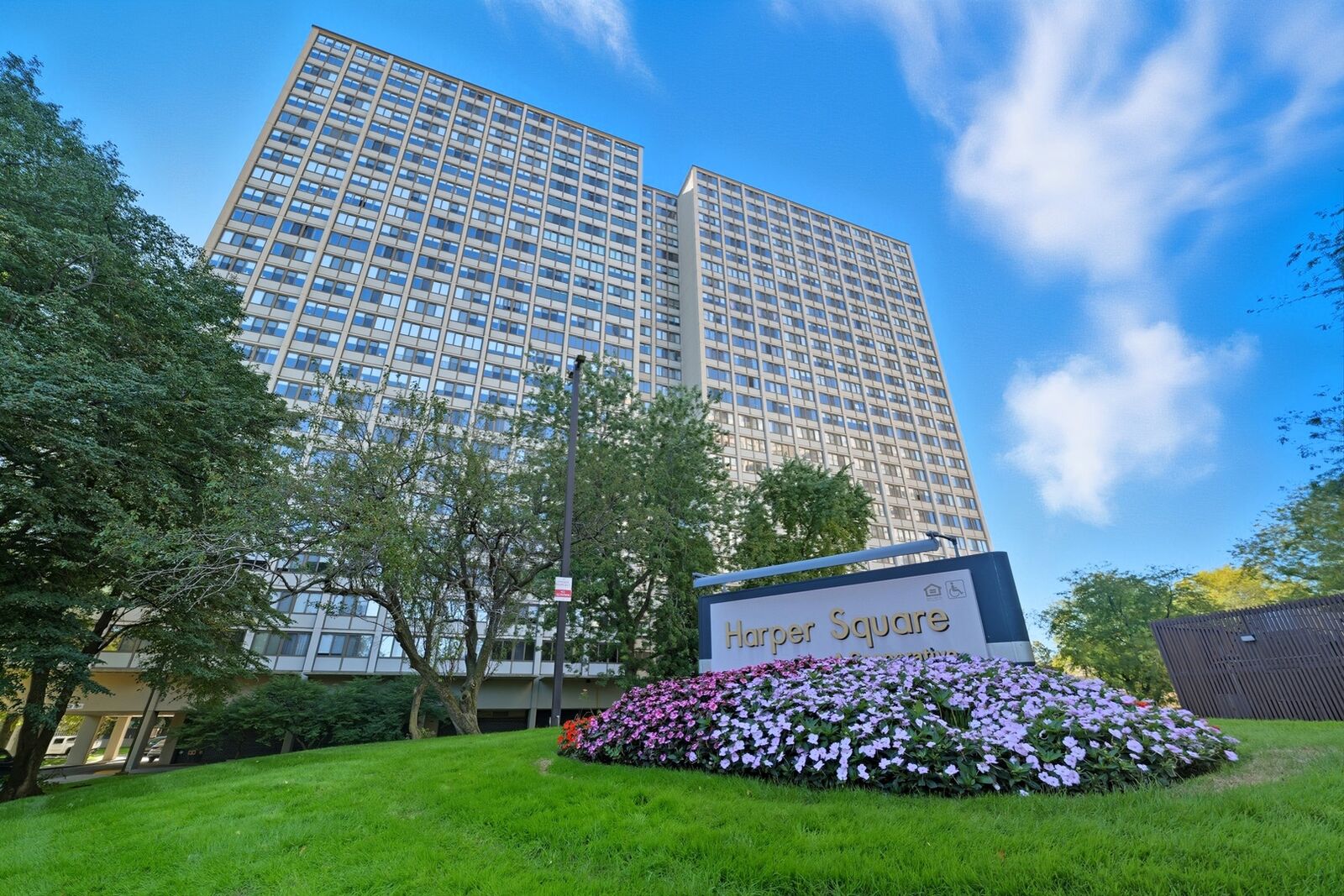 Property Photo: 4850 S Lake Park Avenue 2406 IL 60615