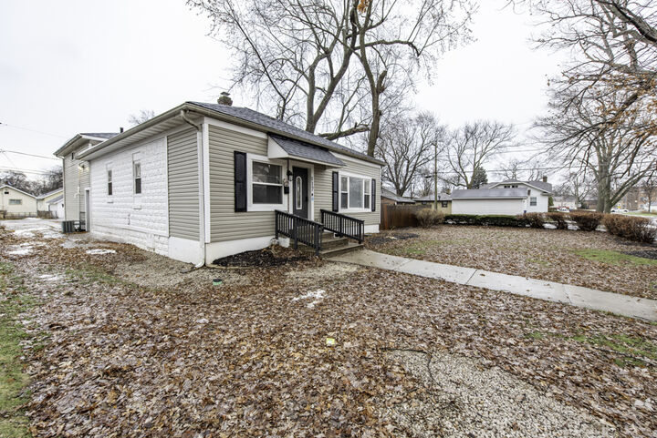 Property Photo:  917 N Linden Avenue  IL 60085 