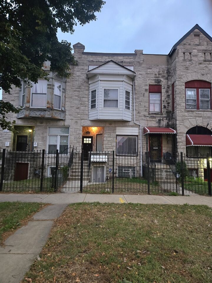 4049 S Indiana Avenue  Chicago IL 60653 photo