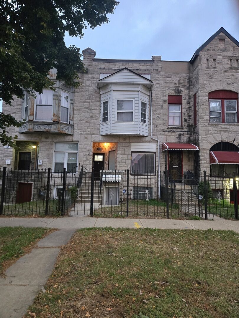 Property Photo:  4049 S Indiana Avenue  IL 60653