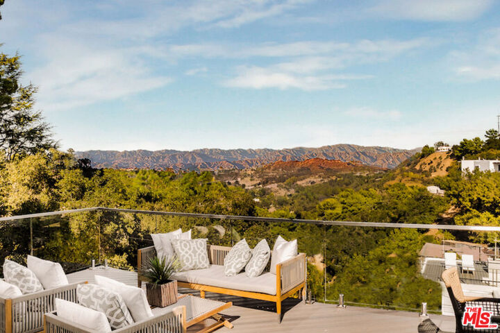 Property Photo:  8921 Appian Way  CA 90046 