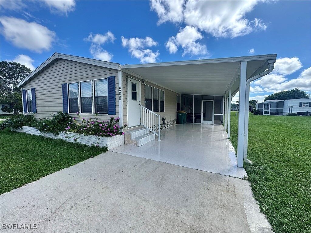 Property Photo: 200 Sugarloaf Lane FL 34114