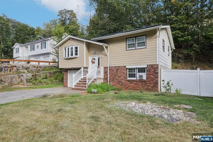 Property Photo:  23 Fordham Trail  NJ 07843 